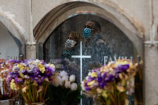 ΠΟΥ: Η πανδημία δεν τελείωσε, έρχονται και άλλες παραλλαγές