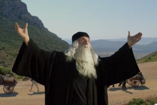 Ποιος διακωμωδεί ποιον, ή τι;