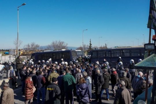 Παρέταξαν τα ΜΑΤ απέναντι στους αγρότες