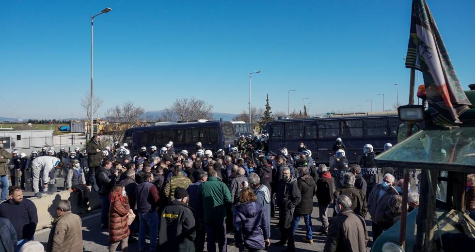 Παρέταξαν τα ΜΑΤ απέναντι στους αγρότες