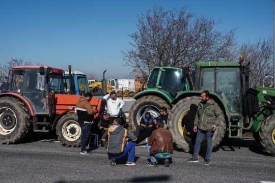 Στα μπλόκα οι αγρότες, αναμένοντας τον… νέο υπουργό