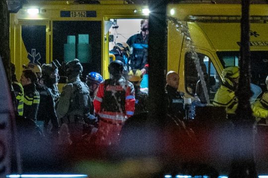 «Σε σοβαρή κατάσταση» νοσηλεύεται ο δράστης της ομηρίας σε κατάστημα της Apple στο Άμστερνταμ