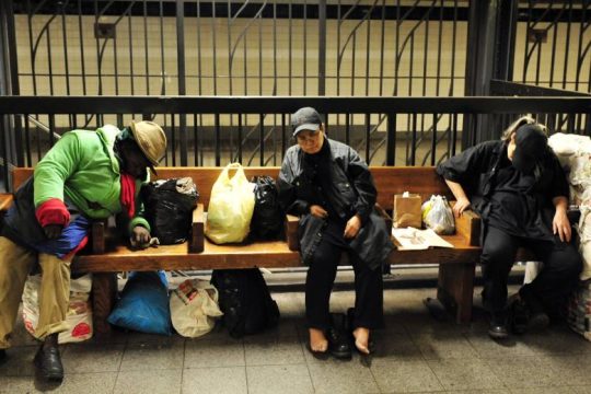 Η Νέα Υόρκη διώχνει τους άστεγους που βρίσκουν καταφύγιο στο μετρό τις νύχτες