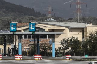 Ρουβίκωνας κατά Αττικής Οδού και άσχετες βραδινές εκρήξεις