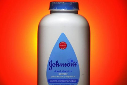 Reuters: Tο μυστικό σχέδιο της J&J για να γλιτώσει τις υπέρογκες αποζημιώσεις σε καρκινοπαθείς