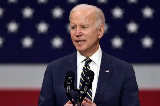 Από την απομόνωση στο επίκεντρο