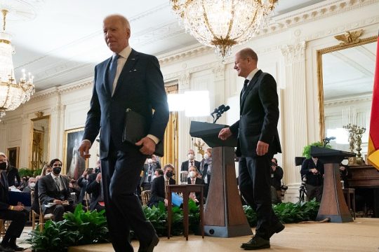 Μπάιντεν και Σολτς έδειξαν ενωμένοι απέναντι στη ρωσική απειλή