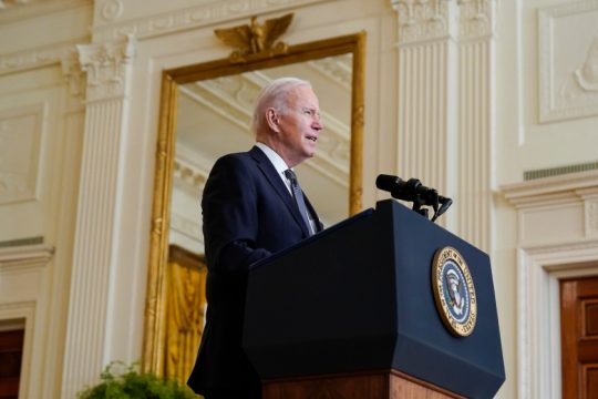 Δεν «βλέπει» αποκλιμάκωση ο Μπάιντεν: Ζήτησε διάλογο, απείλησε με κυρώσεις