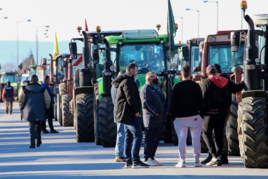 Κόμβος Νίκαιας: Συμβολικό αποκλεισμό αποφάσισαν οι αγρότες