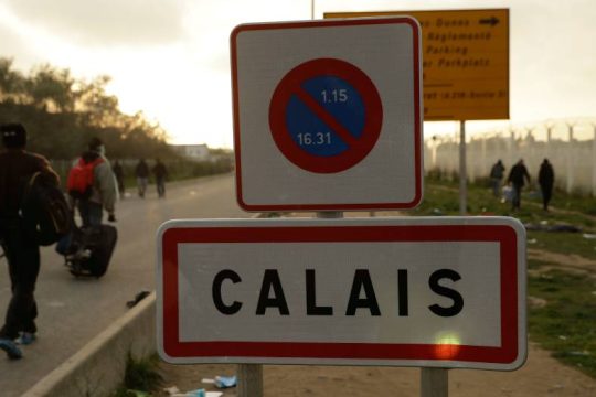 Έκθεση καταγγέλλει χρόνιες πρακτικές αποτροπής μεταναστών στα γαλλοβρετανικά σύνορα