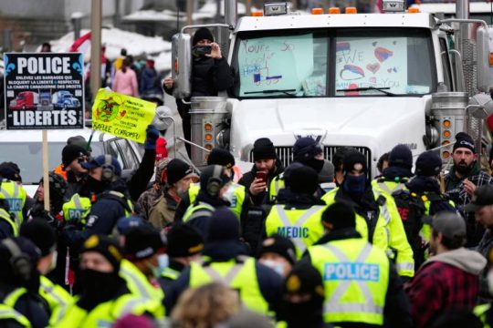 Αμετακίνητα τα φορτηγά στον Καναδά παρά τη δικαστική εντολή