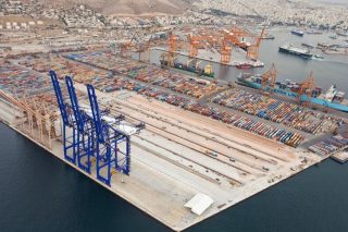 «Παγώνουν» σήμερα οι δύο προβλήτες της Cosco