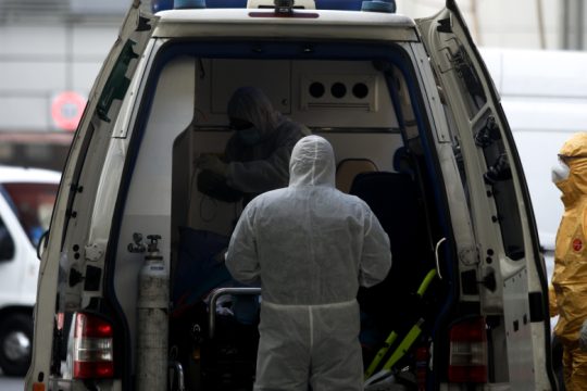 Πάνω από 16.000 νέα κρούσματα κι άλλοι 70 νεκροί