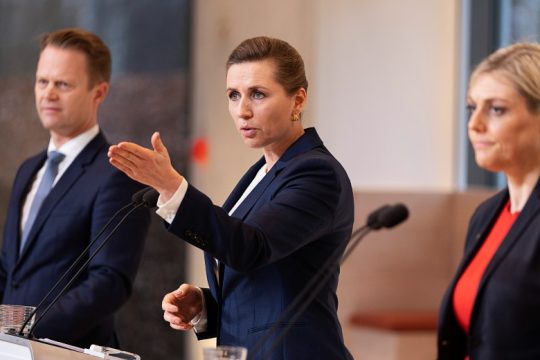 Πρώτη χώρα στην ΕΕ η Δανία που θα άρει πλήρως τους περιορισμούς κατά της Covid-19