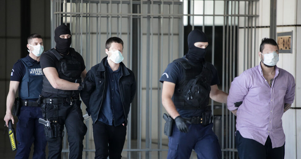 Ψάχνουν ελαφρυντικό που θα σπάσει τα ισόβια