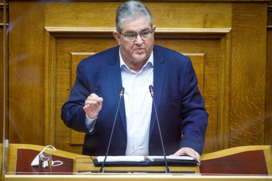 ΚΚΕ: «Αθλιος φόρος», ΚΙΝ.ΑΛΛ.: «Δώρο πολυτελείας» η μείωση