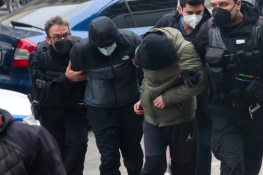 Ο ένας τα ρίχνει στον άλλο για τα μοιραία χτυπήματα στον Αλκη