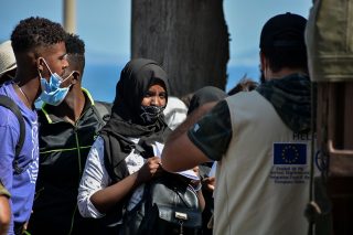 Προσλήψεις (σε δομές) κομμένες και ραμμένες στα μέτρα Μηταράκη