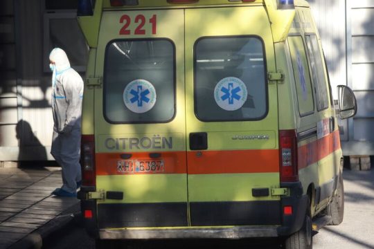 Πτώση σε θανάτους και διασωληνώσεις – 15.305 νέα κρούσματα
