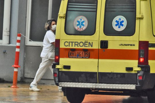 ΕΟΔΥ: 53 θάνατοι, 459 διασωληνωμένοι και 16.962 νέα κρούσματα