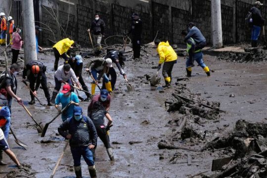 Αυξάνεται ο τραγικός απολογισμός από τις πλημμύρες στον Ισημερινό