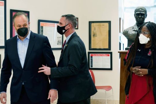 Φυγάδευσαν τον σύζυγο της Κάμαλα Χάρις λόγω απειλής για βόμβα σε σχολείο