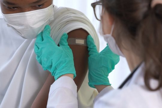 Οι πατέντες των εμβολίων τούς κρατούν ακόμη μακριά