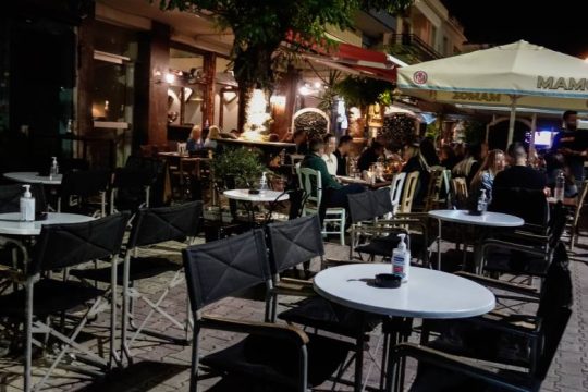 Έσβησαν τα φώτα και άναψαν κεριά καταστηματάρχες σε Πάτρα και Καλαμάτα
