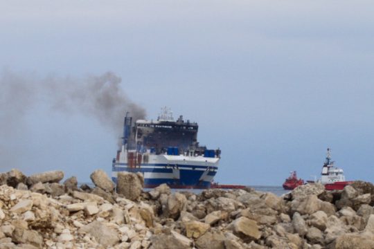 Η μαρτυρία του 22χρονου που βγήκε ζωντανός από το φλεγόμενο πλοίο
