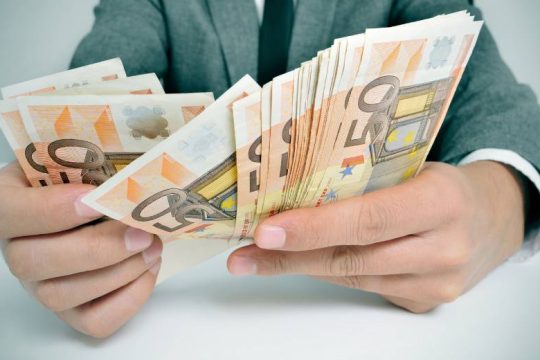 Δεν έχουν σταματημό οι απευθείας αναθέσεις