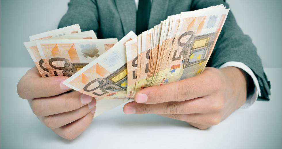 Δεν έχουν σταματημό οι απευθείας αναθέσεις