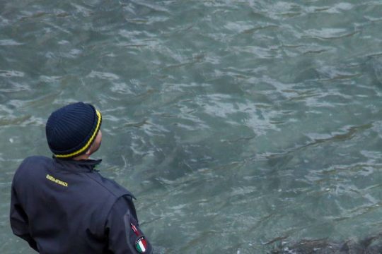 Λιβυκό αλιευτικό εμβόλισε πλεούμενο με πρόσφυγες, που έπεσαν στη θάλασσα