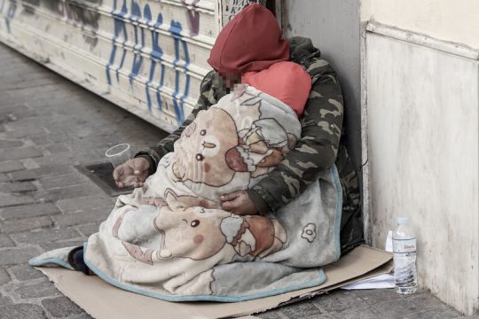 Η φτώχεια ανησυχεί τους Ελληνες