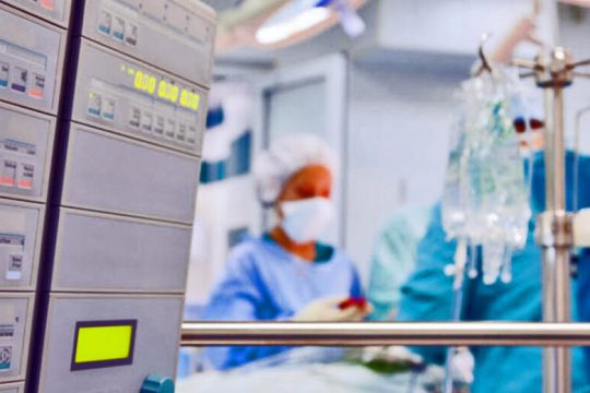 Μειωμένα κρούσματα και θάνατοι, άνοδος στις διασωληνώσεις