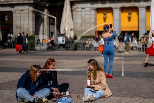 Πετάει τις μάσκες σε εξωτερικούς χώρους η Ισπανία