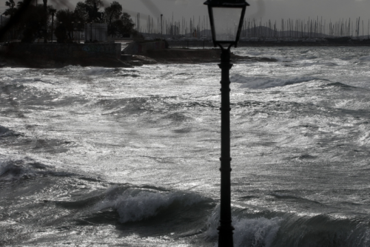 Αγριεύει πρόσκαιρα ο καιρός, με θυελλώδεις ανέμους και πολύ χαμηλές θερμοκρασίες