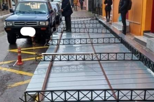 Καταιγίδα ξήλωσε σκέπαστρο στην Καλαμάτα – Δύο τραυματίες