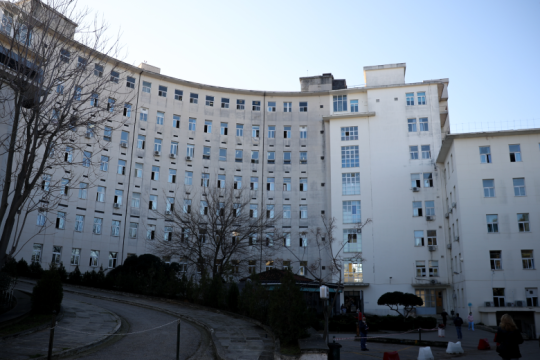Σοβαρά τραυματίας στο ΚΑΤ ένοικος υπό έξωση που πήδηξε από μπαλκόνι