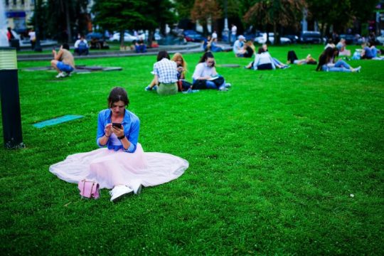 Έρευνα: Οι νέοι στις ΗΠΑ περνούν περισσότερο χρόνο στο κινητό παρά με το σύντροφό τους