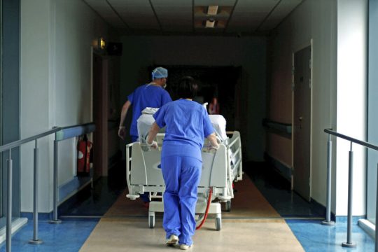 Επιμένουν οι σκληροί δείκτες: 516 διασωληνωμένοι, άλλοι 97 θάνατοι