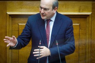 Θυελλώδης σύγκρουση για τον ΕΦΚΑ στη Βουλή