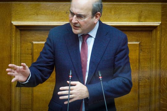 Θυελλώδης σύγκρουση για τον ΕΦΚΑ στη Βουλή