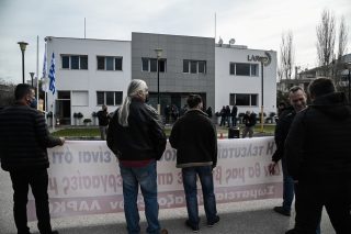 Αγριο σφυροκόπημα στη Βουλή για τη ΛΑΡΚΟ