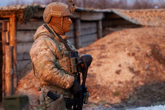 Σε τεντωμένο σκοινί η Ουκρανία: Η Δύση «βλέπει» εισβολή, η Μόσχα διαψεύδει