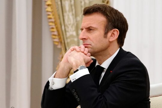 Politico: Πώς ο Μακρόν έπεσε στα… χέρια της ρωσικής αρκούδας
