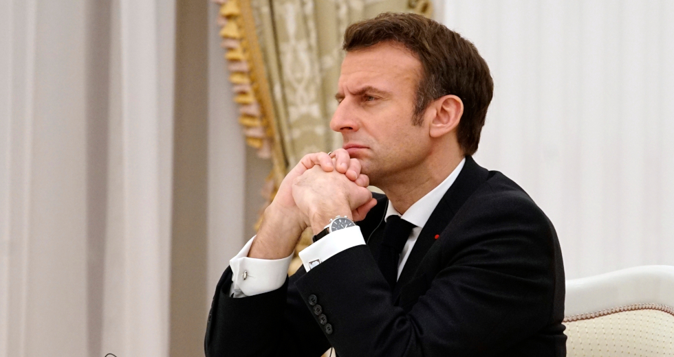 Politico: Πώς ο Μακρόν έπεσε στα… χέρια της ρωσικής αρκούδας