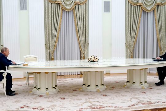 Γιατί Μακρόν και Πούτιν κάθισαν σε 4 μέτρα απόσταση ο ένας από τον άλλον