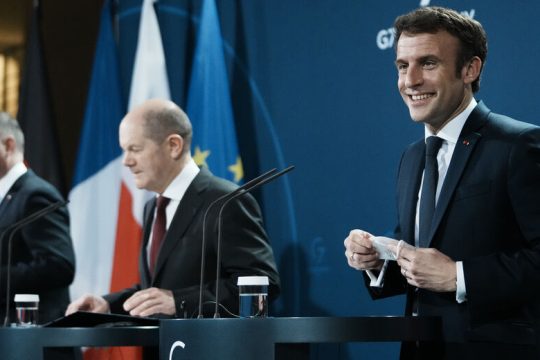Αποκλιμάκωση… μετ’ εμποδίων