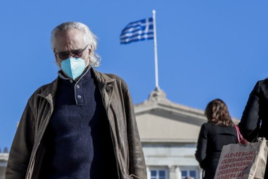 Συνεδριάζει η Επιτροπή για μάσκες, πιέζει η κυβέρνηση για χαλάρωση