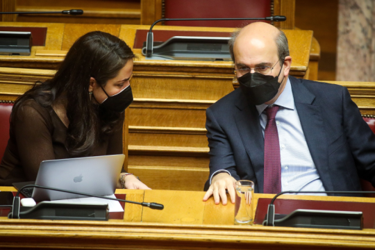 Στα ύψη η αντιπαράθεση στη βουλή για το νομοσχέδιο διάλυσης της κοινωνικής ασφάλισης